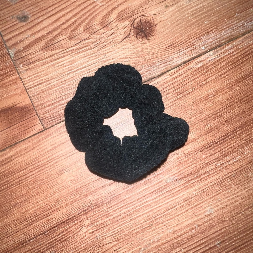 black scrunchie